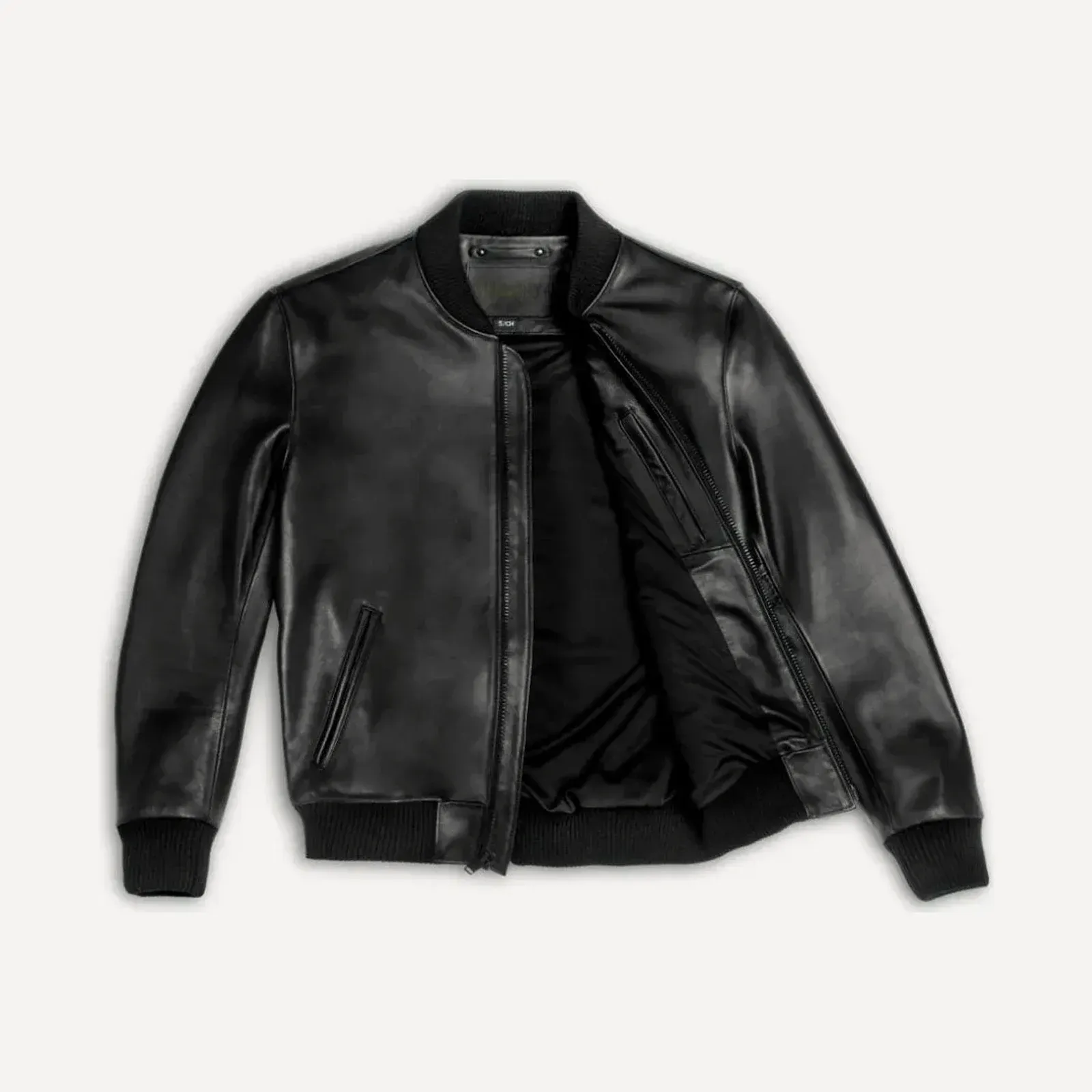 Czarna skórzana kurtka typu blouson ze ściągaczem w pasie, ujęcie produktowe na jasnym tle.