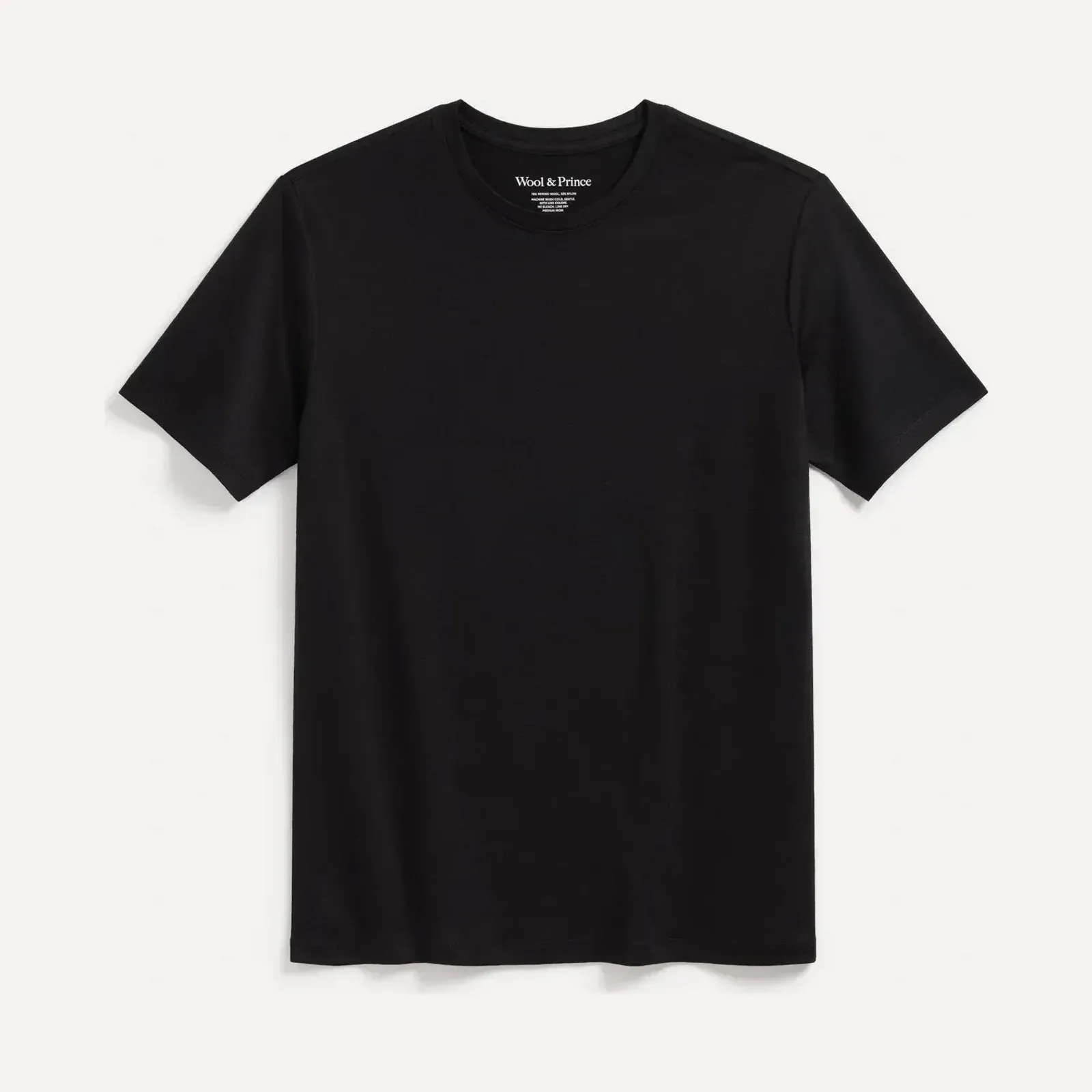 Czarny t-shirt z wełny merino z okrągłym dekoltem, ujęcie produktowe na jasnym tle.
