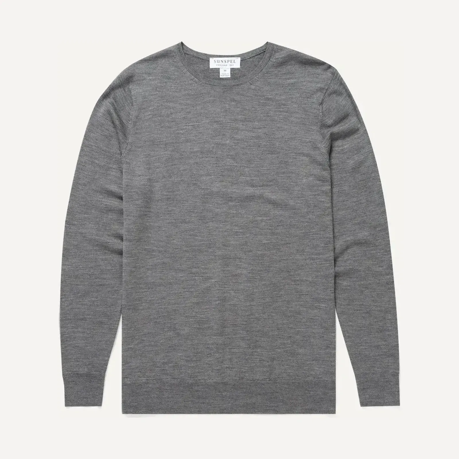 Grafitowy sweter z wełny merino z okrągłym dekoltem, ujęcie produktowe na jasnym tle.