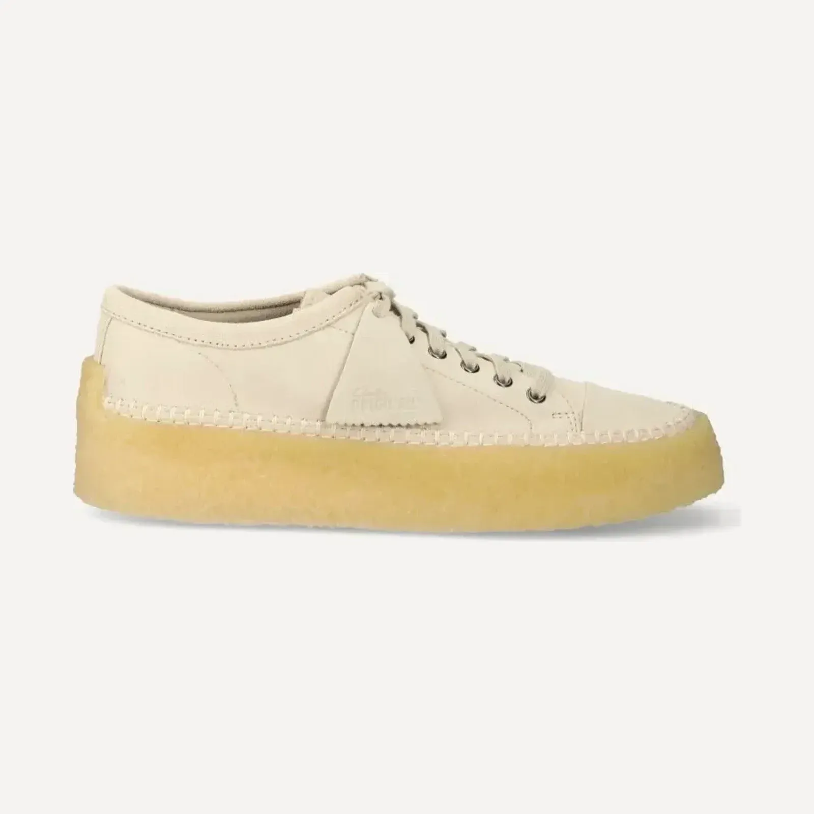 Sneaker Clarks Originals Caravan Low z off-white zamszu na naturalnej, krepowej (gumowej) podeszwie, ujęcie z profilu.