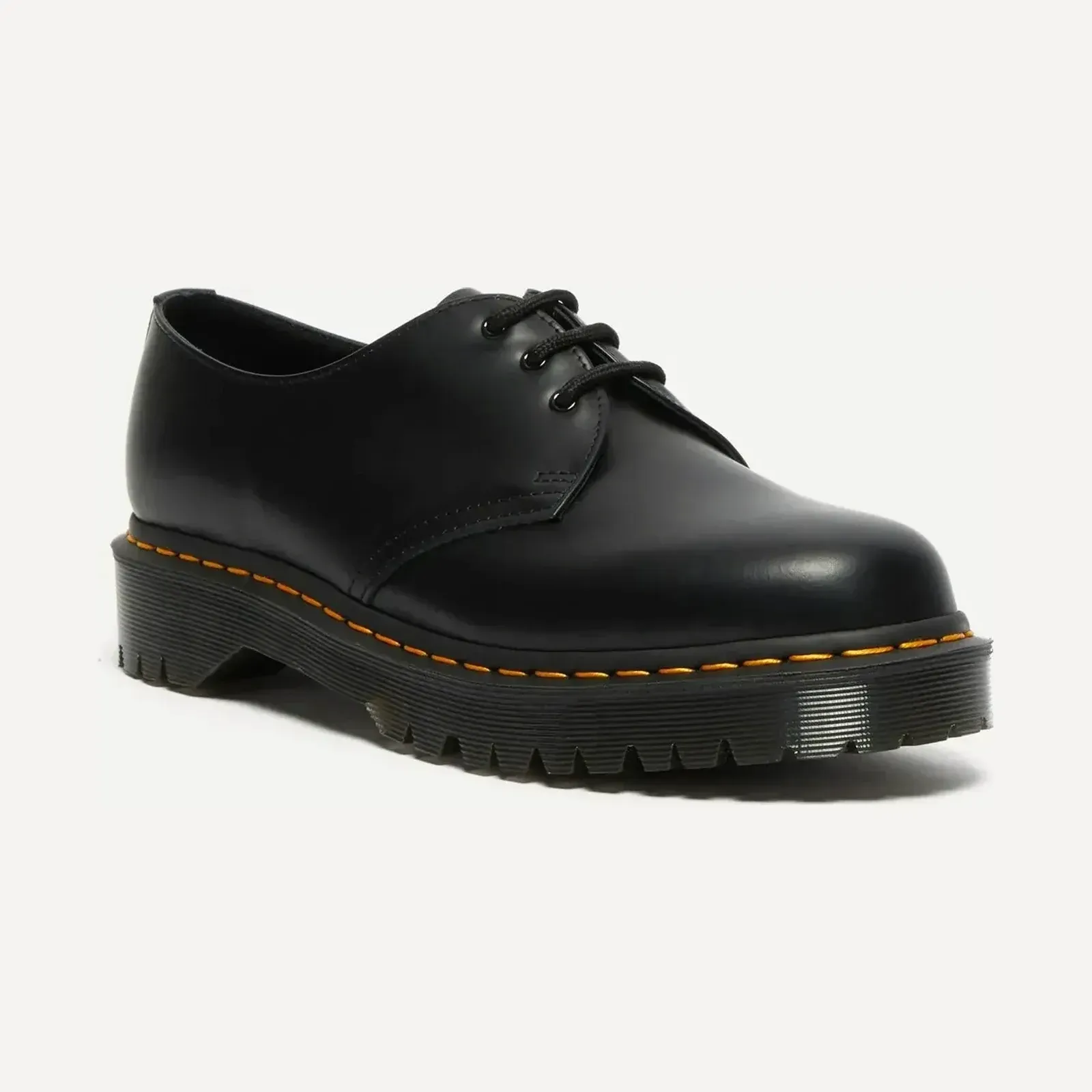 Czarny skórzany półbut Dr. Martens 1461 Bex na grubej podeszwie Bex z żółtym przeszyciem, ujęcie pod kątem 3/4.