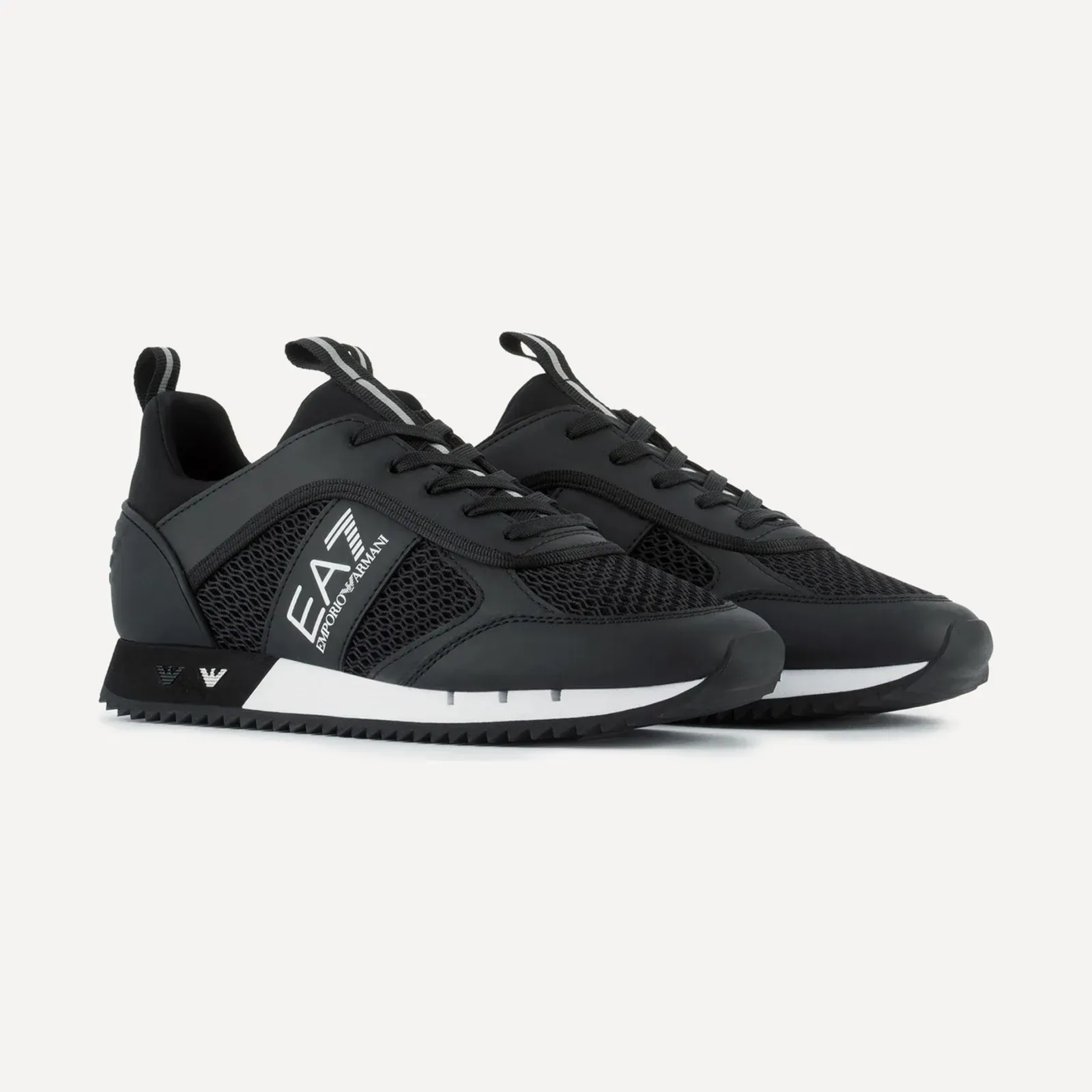 Czarne sneakersy EA7 Emporio Armani Black & White Laces z siatki, biały pasek podeszwy, ujęcie pary pod kątem 3/4.