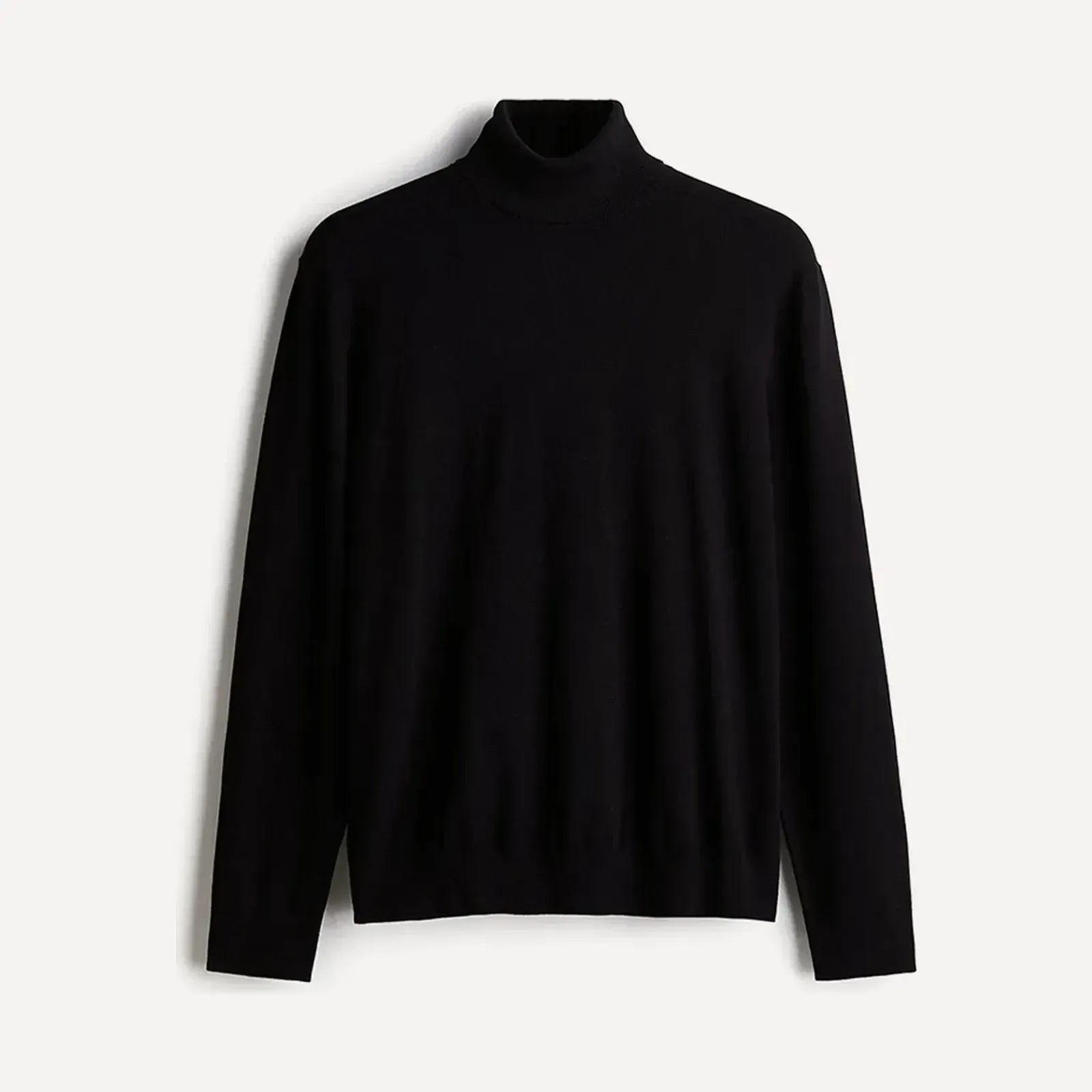 Czarny golf H&M z cienkiej dzianiny bawełnianej z wywijanym kołnierzem, ujęcie produktowe.