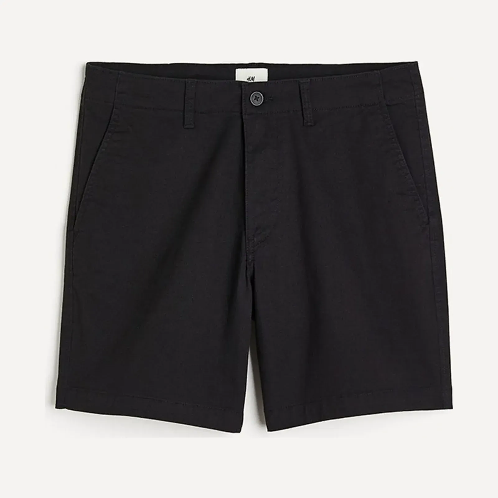 Czarne bawełniane szorty chinosy H&M, krój regularny, do kolana, ujęcie produktowe.