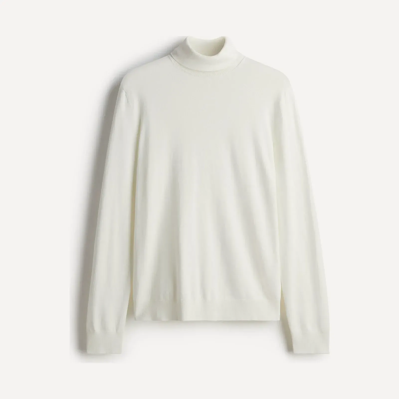 Biały golf H&M z cienkiej dzianiny wiskozowo-poliamidowej z wywijanym kołnierzem, ujęcie produktowe.