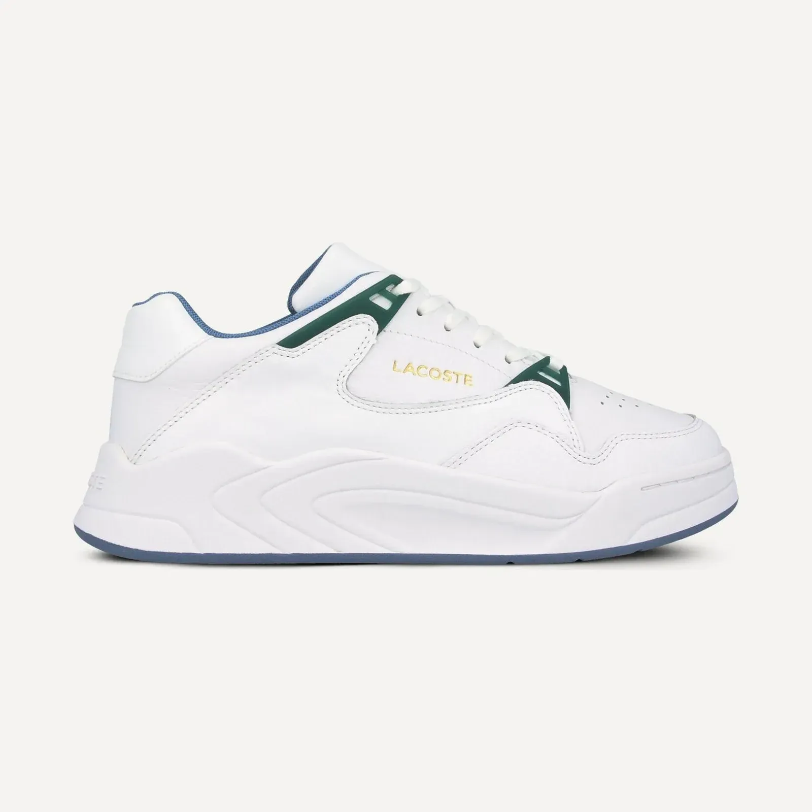 Biały skórzany sneaker Lacoste Court Slam 120 2 z zielonym akcentem przy przelotkach, stalowoniebieską podszewką kołnierza i niebieską krawędzią podeszwy, ujęcie z profilu; złote logo LACOSTE.