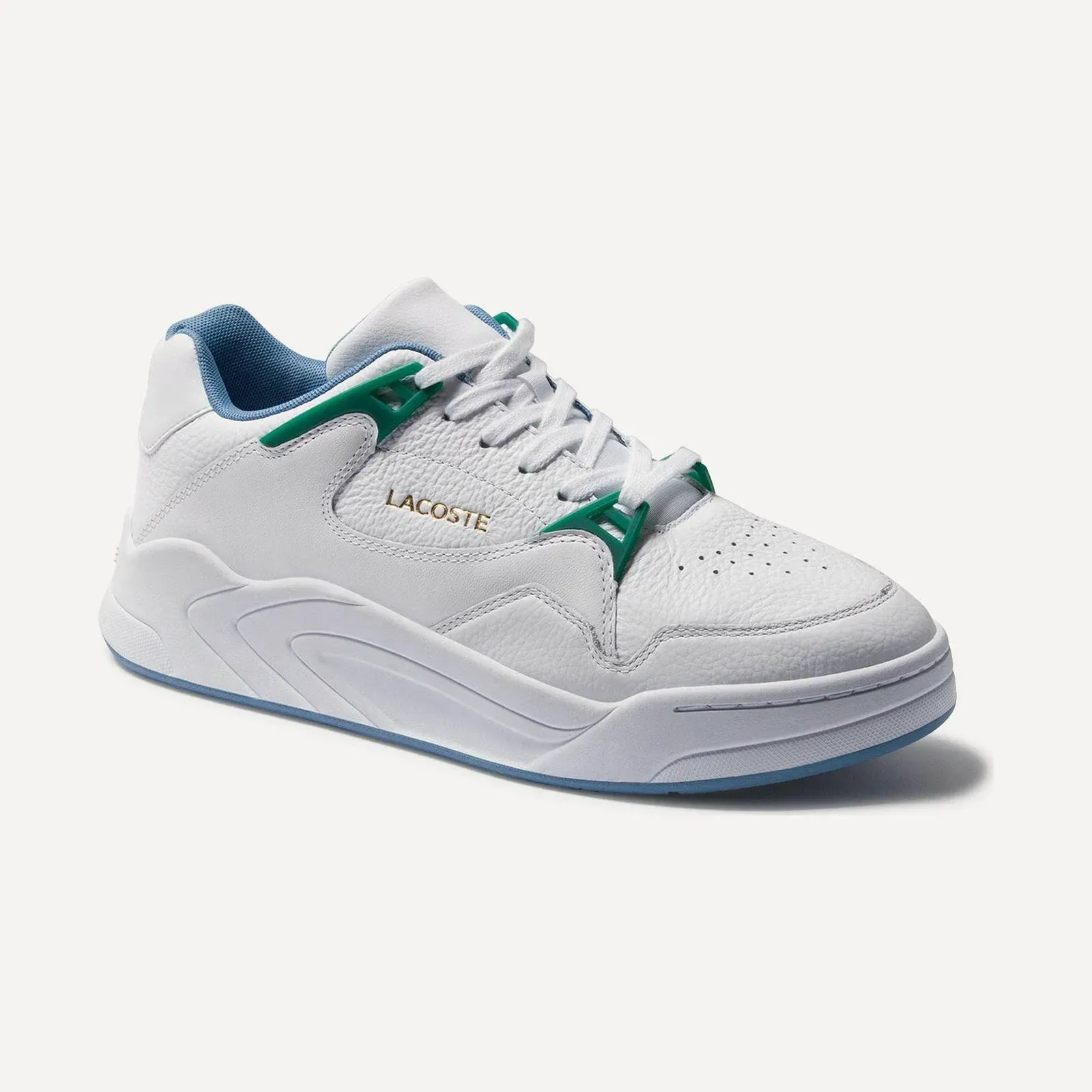 Biały skórzany sneaker Lacoste Court Slam 120 2 z zielonymi akcentami przy przelotkach, stalowoniebieską podszewką kołnierza i niebieską krawędzią podeszwy, ujęcie pod kątem 3/4; złote logo LACOSTE.