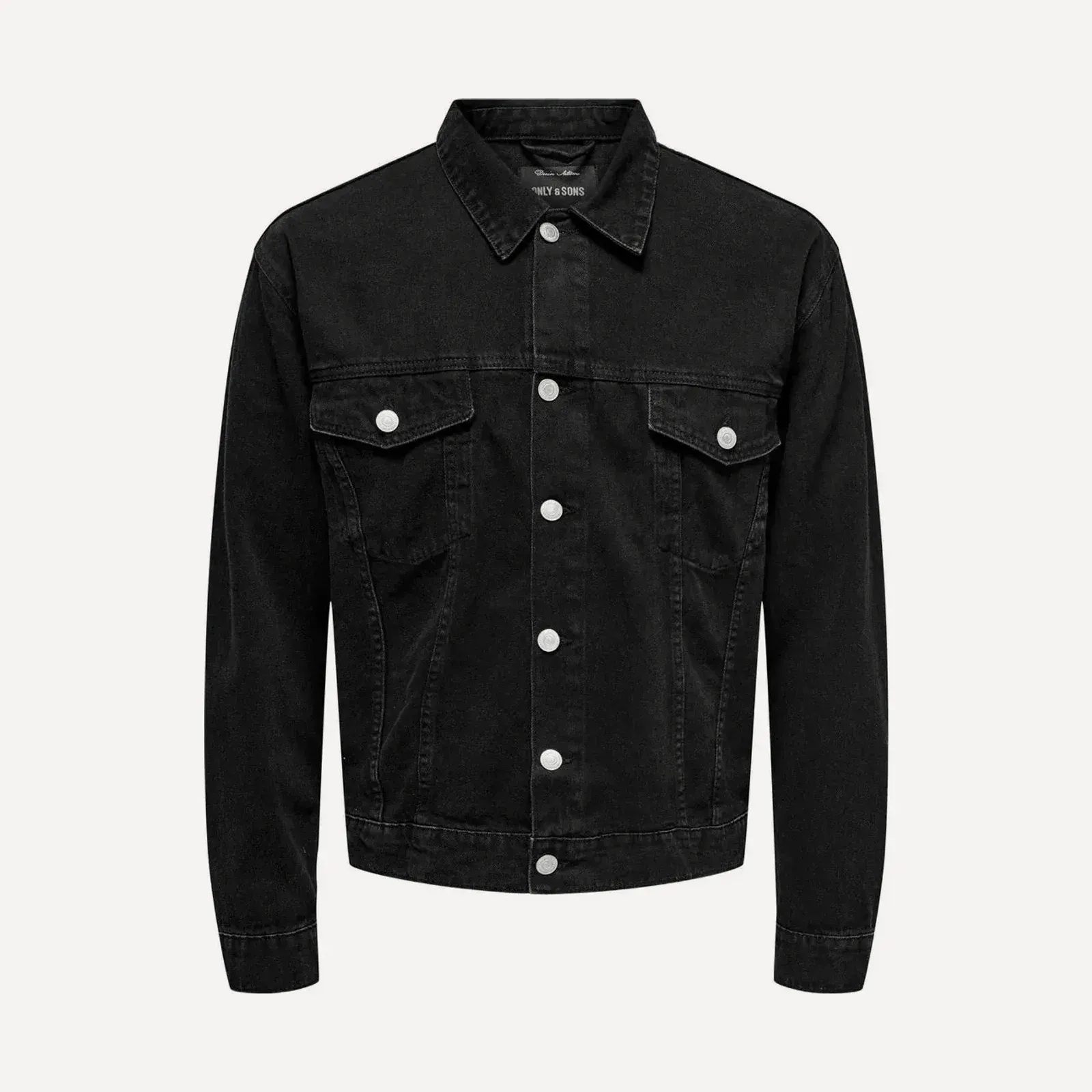 Czarna sprana kurtka jeansowa (trucker) Only & Sons z dwiema kieszeniami na piersi, ujęcie produktowe z przodu na jasnym tle.