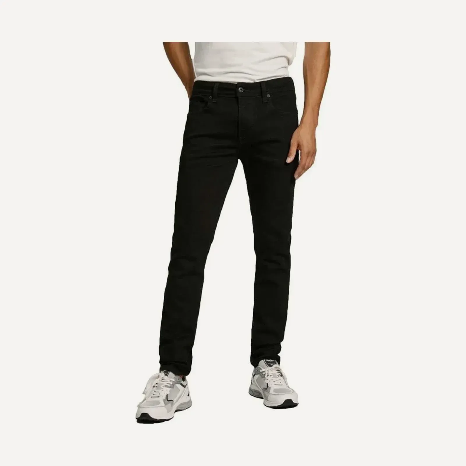 Czarne męskie jeansy skinny Pepe Jeans Finsbury prezentowane na modelu, ujęcie produktowe.