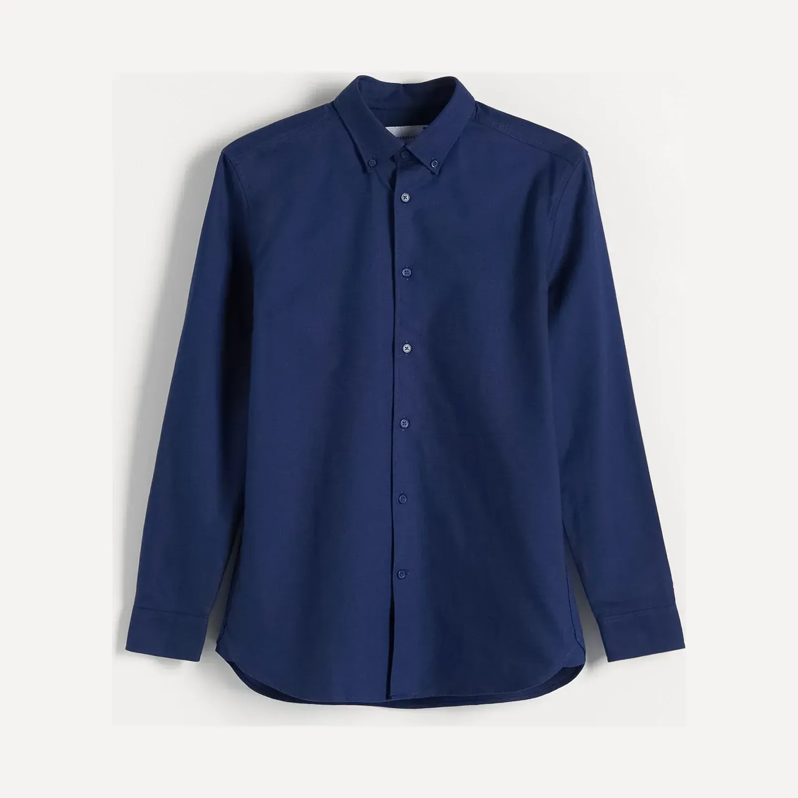 Granatowa bawełniana koszula męska Reserved z długim rękawem, zapinana na guziki, z kołnierzykiem button-down, ujęcie produktowe na jasnym tle.