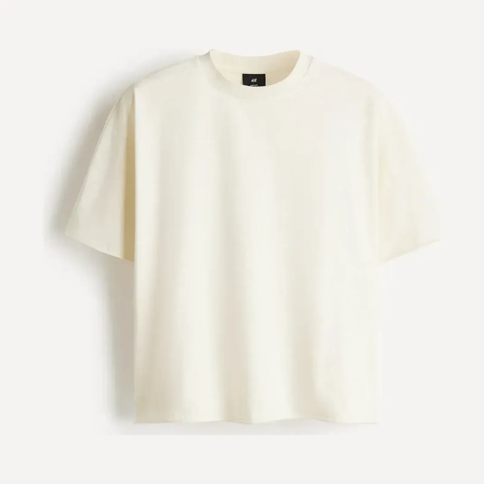 Kremowy t-shirt męski Reserved z okrągłym dekoltem i krótkim rękawem, ujęcie produktowe.