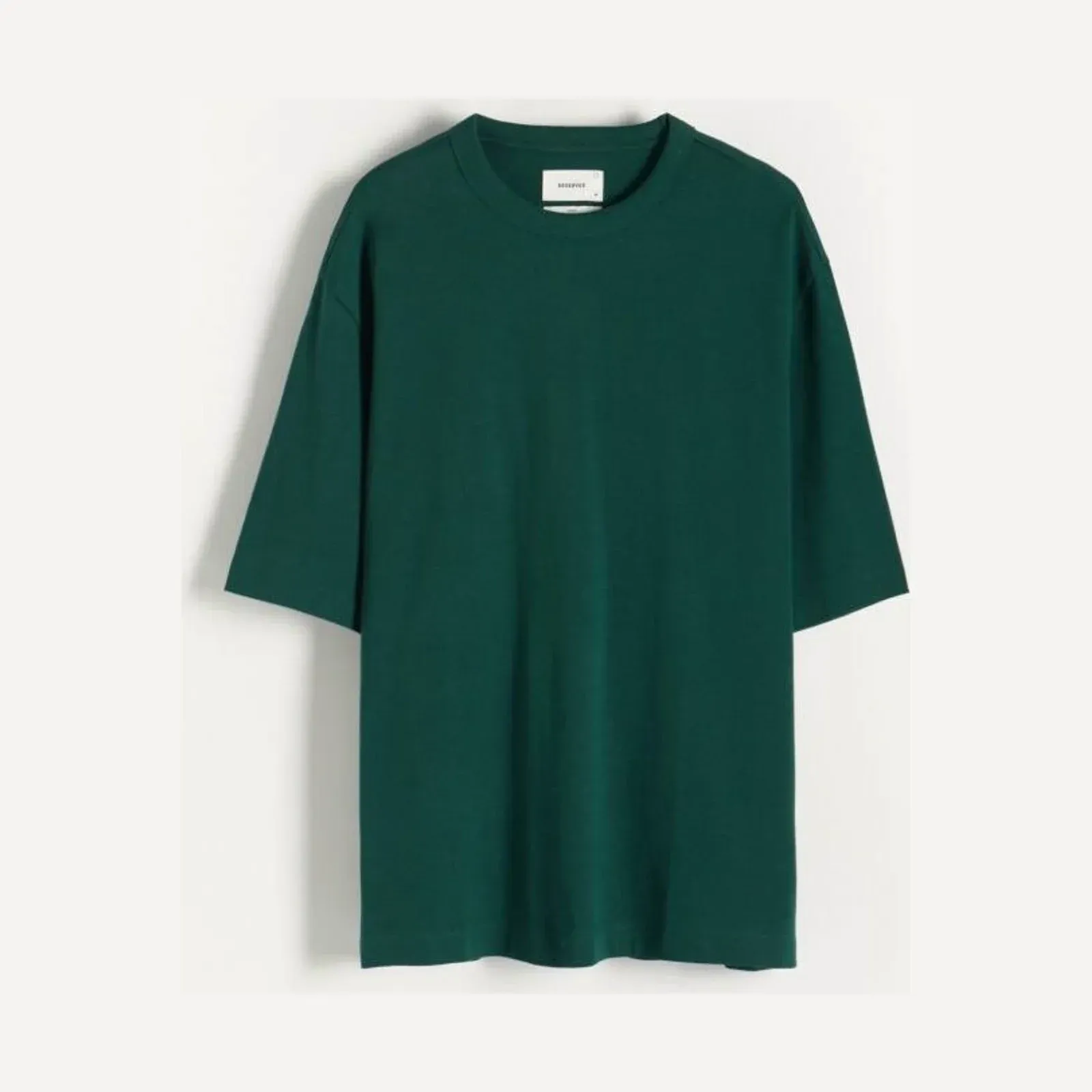 Zielony bawełniany t-shirt męski Reserved z okrągłym dekoltem i krótkim rękawem, ujęcie produktowe na jasnym tle.