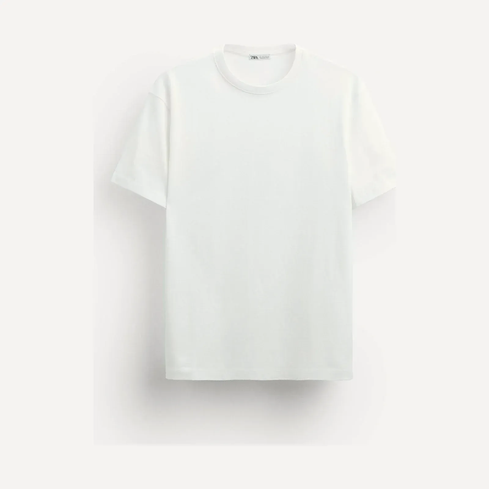 Biały t-shirt męski Zara z okrągłym, prążkowanym dekoltem i krótkim rękawem, ujęcie produktowe.