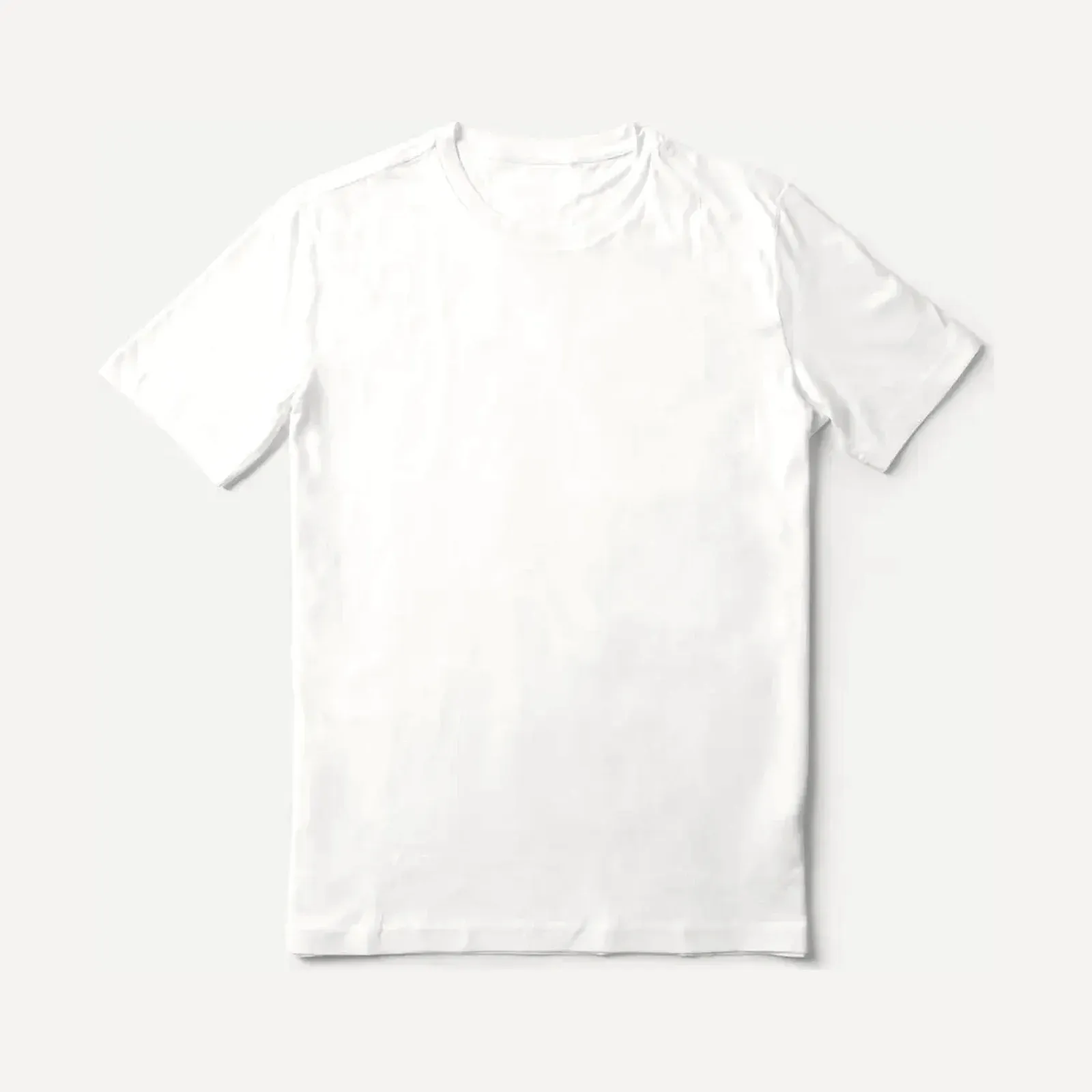Biały męski t-shirt z okrągłym dekoltem i krótkim rękawem, ujęcie produktowe.